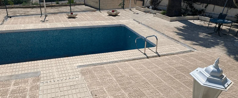 Piscina en Altea antes de la reforma, con el vaso y el solado originales