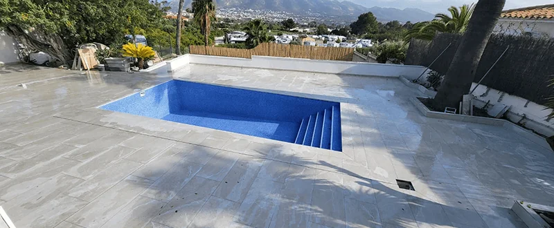 La misma piscina de Altea terminada, con vaso nuevo y solado de gran formato